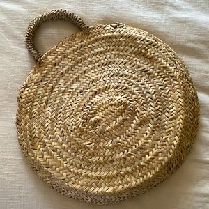 Beach ready or trips to the market, this straw woven bag is perfect!